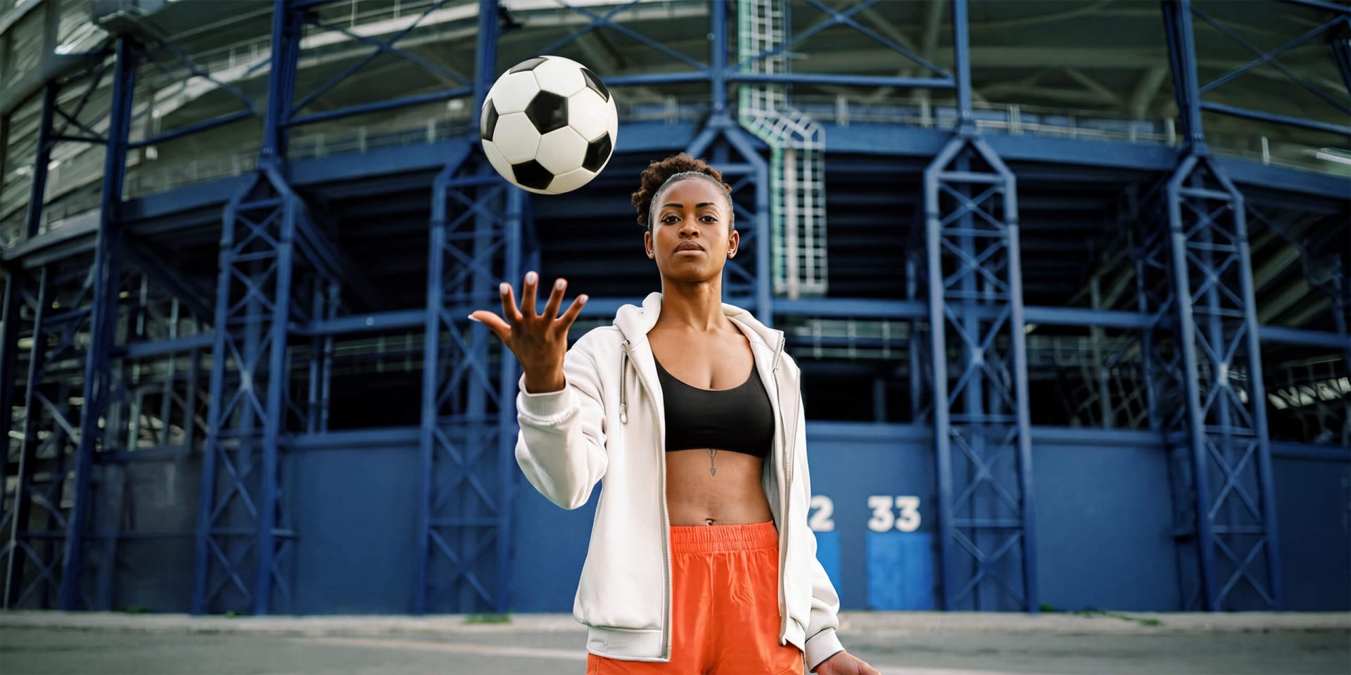 Eine Person mit Ball in der Hand