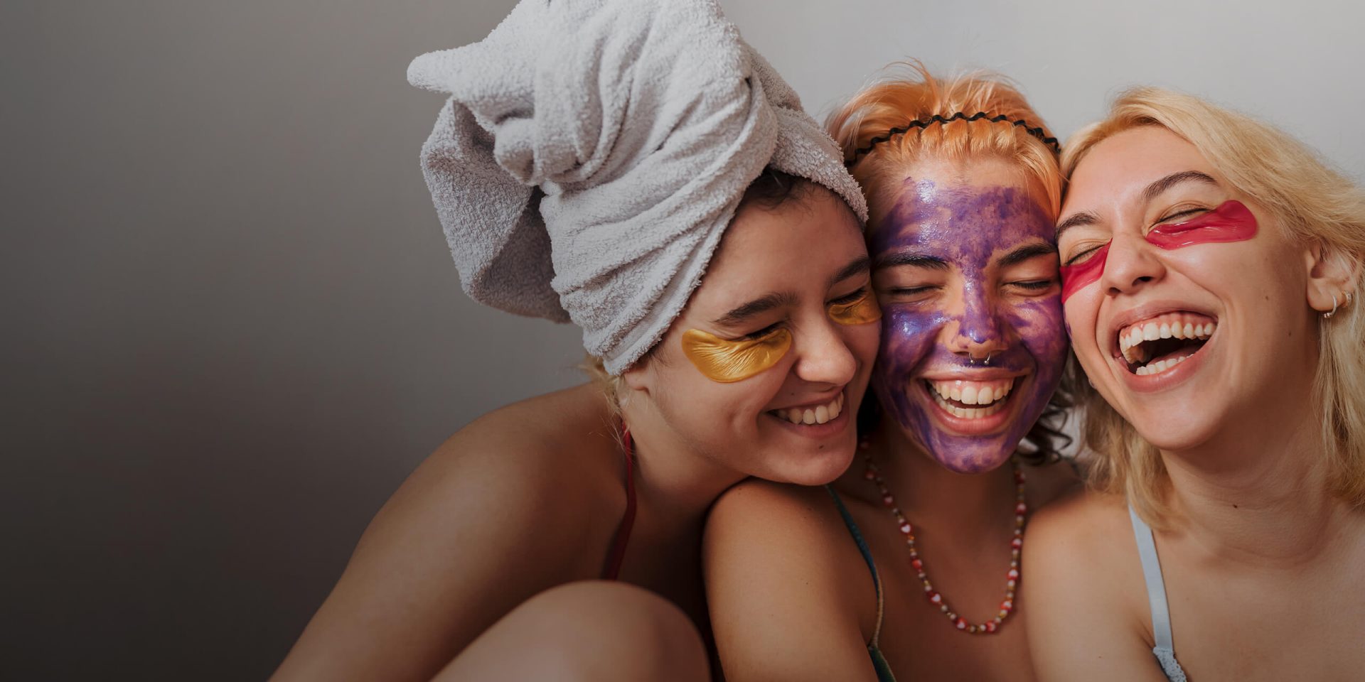 Drei glückliche Frauen mit Gesichtsmasken; Symbolbild für Altersvorsorgedepot erklärt.