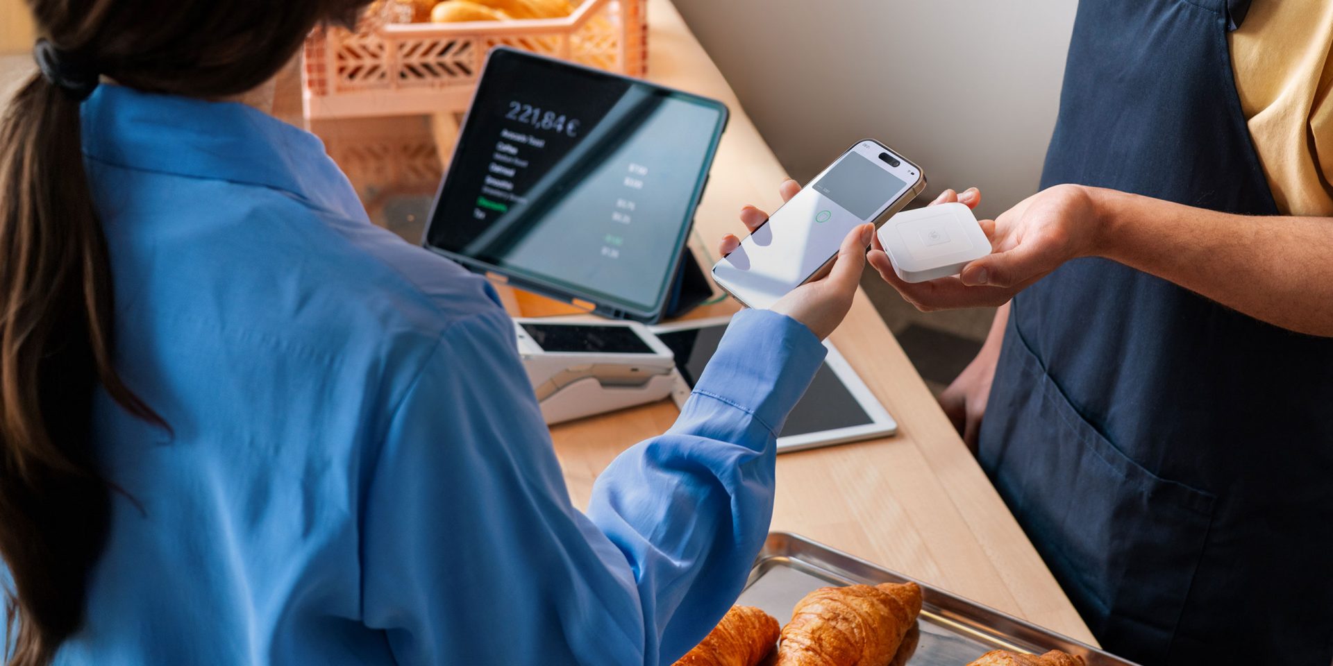 Shoppen und bezahlen mit der norisbank Maestro Card.