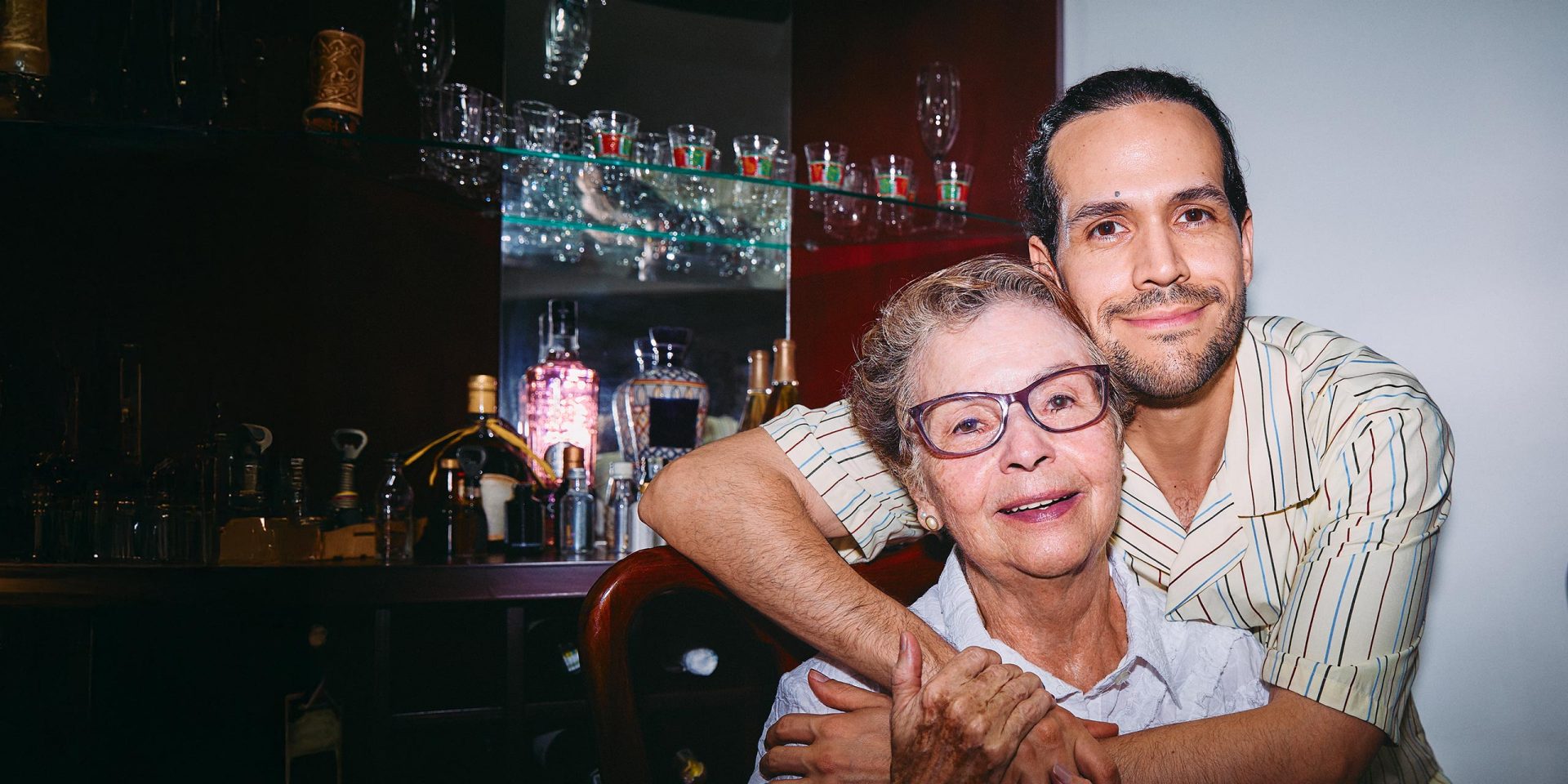 Sohn umarmt seine Muter. Symbolbild für "Elternunterhalt".