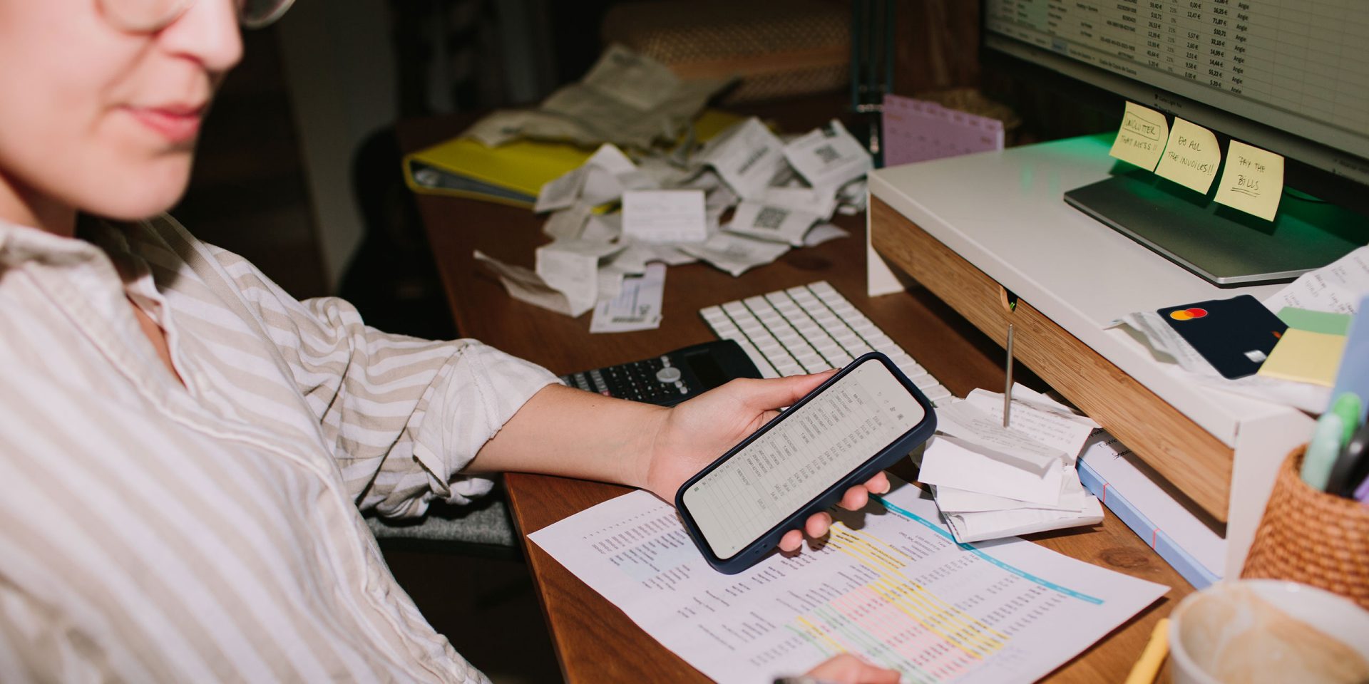 Eine Frau erledigt ihre Rechnungen mithilfe der Fotoüberweisung.