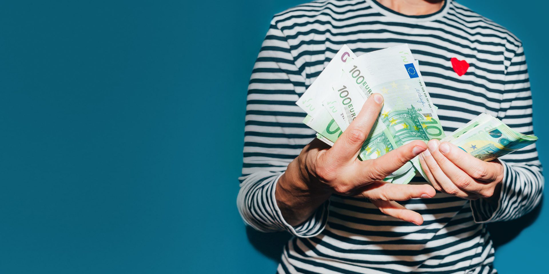 Eine Person zählt Geldscheine, die sie von ihrem norisbank Gehaltskonto abgehoben hat.