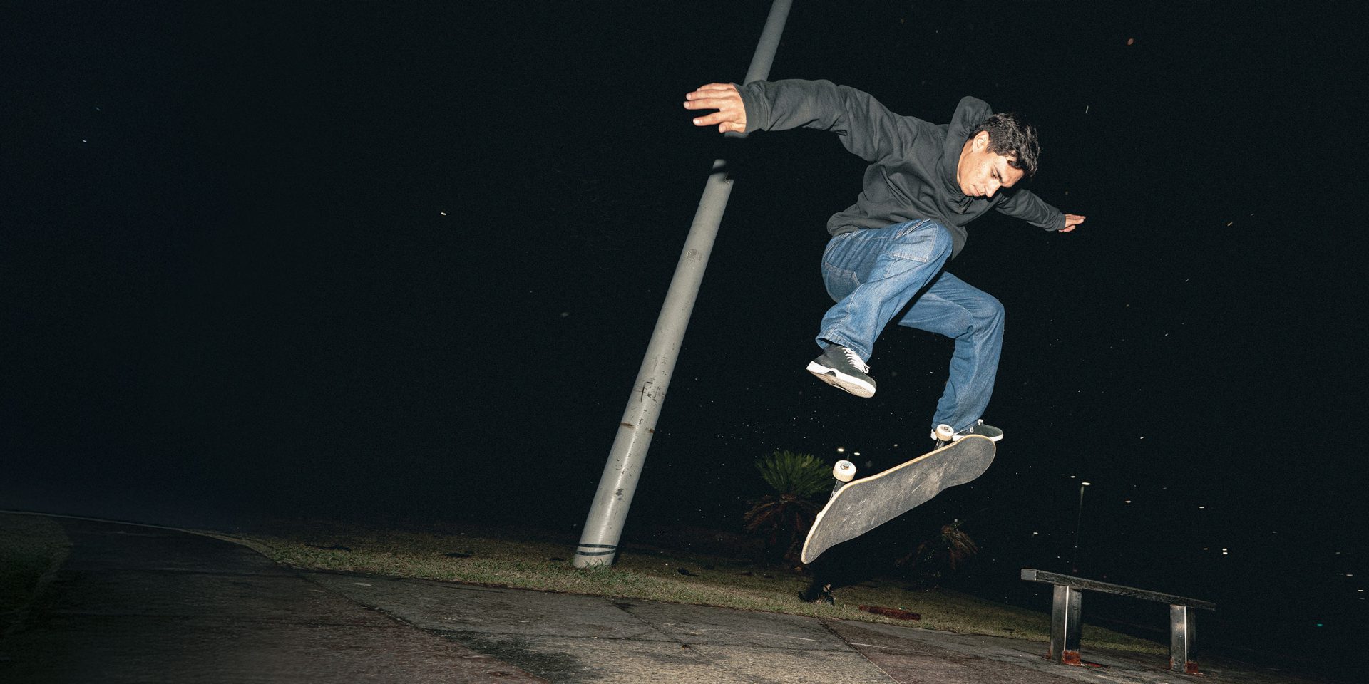 Symbolbild für "Girokonto wechseln": mit Hilfe der norisbank ist der Wechsel ganz einfach. Das Bild zeigt eine sportliche Frau im Fitnessstudio, die ihren Trainingspartner dabei unterstützt, Gewichte zu heben.