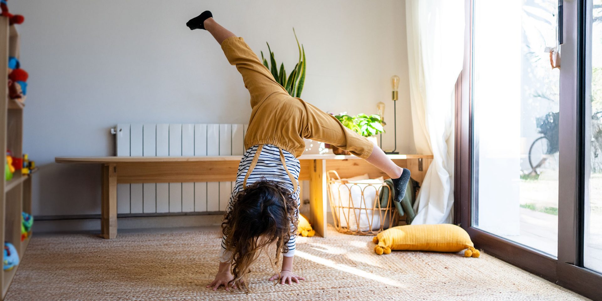 Kind schlägt ein Rad in seinem Zimmer. Symbolbild für "Immobilienpreise".