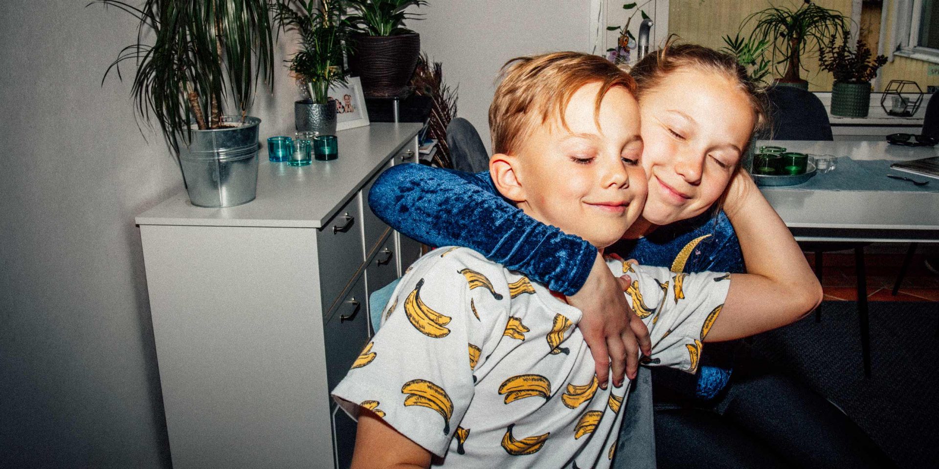 Geschwisterkinder lernen im Umgang miteinander Sozialverhalten. Und mit einem Kinderkonto lernen Kinder früh den Umgang mit Geld. 