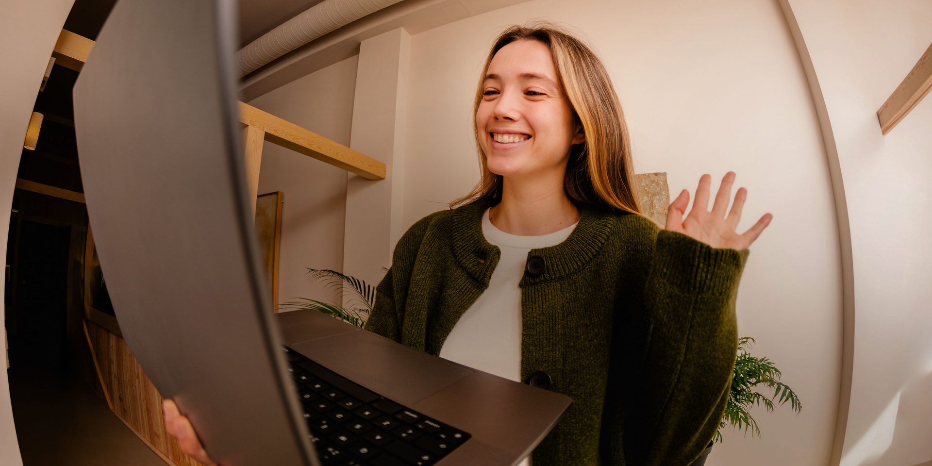 Eine junge Frau freut sich, denn sie hat gerade ohne Komplikationen ihr Konto gekündigt.