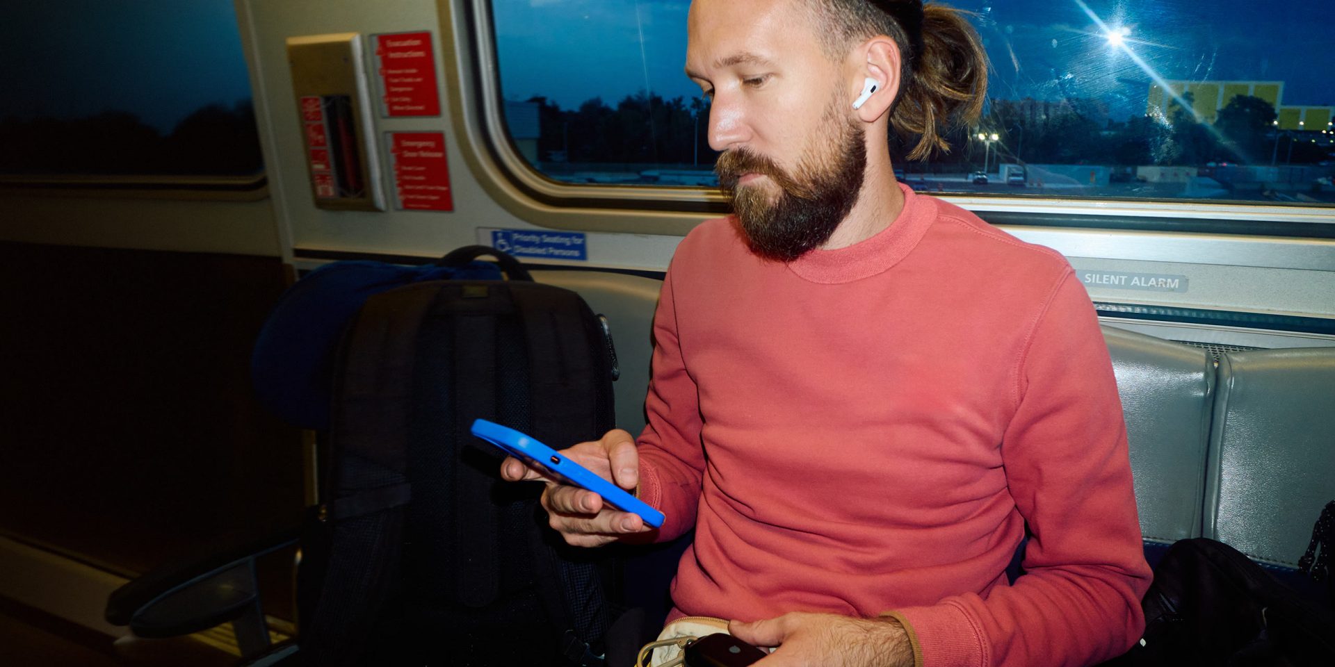 Ein Mann checkt seine Kontogebühren am Handy.