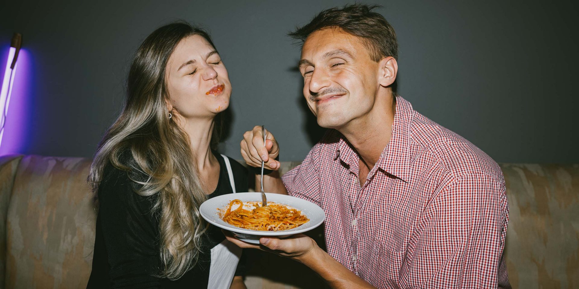 Ein Paar teil sich einen Teller Spaghetti. Symbolbild für "Kontovollmacht". 