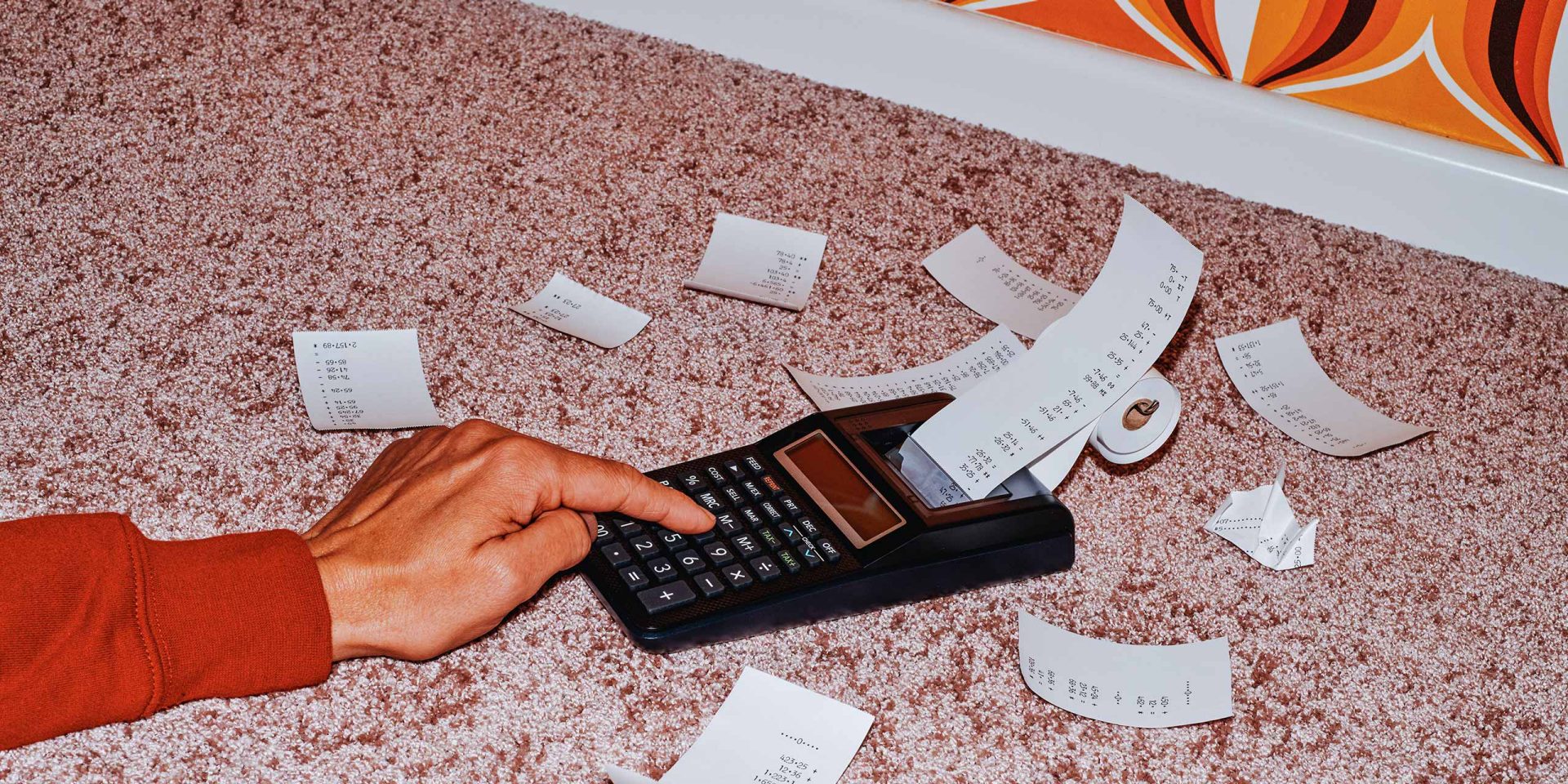 Nahaufnahme einer Hand, die einen Taschenrechner bedient. Symbolbild für "Kreditzinsen". 