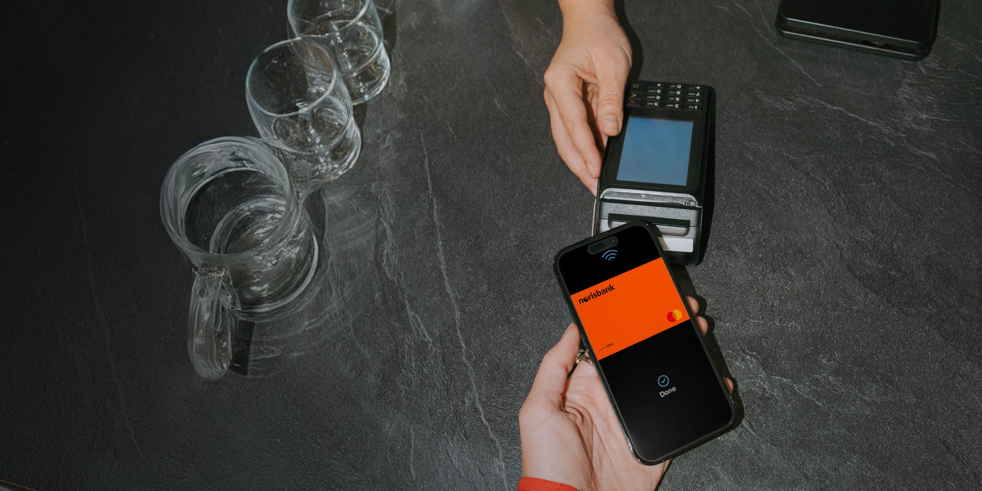 Nahaufnahme einer Hand, die mit ihrem Smartphone bezahlt