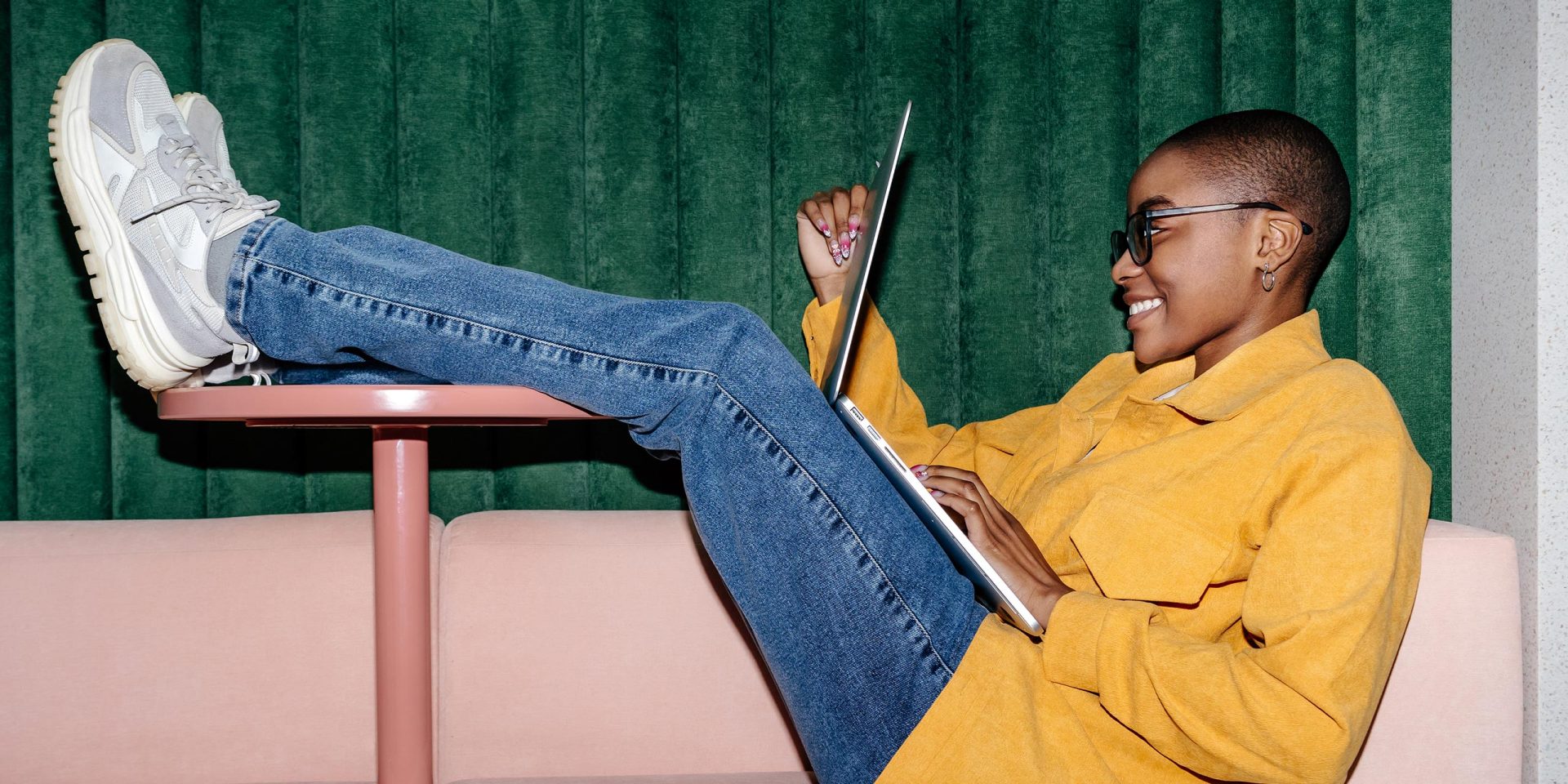 Junge Frau arbeitet am Laptop und recherchiert norisbank Formulare.