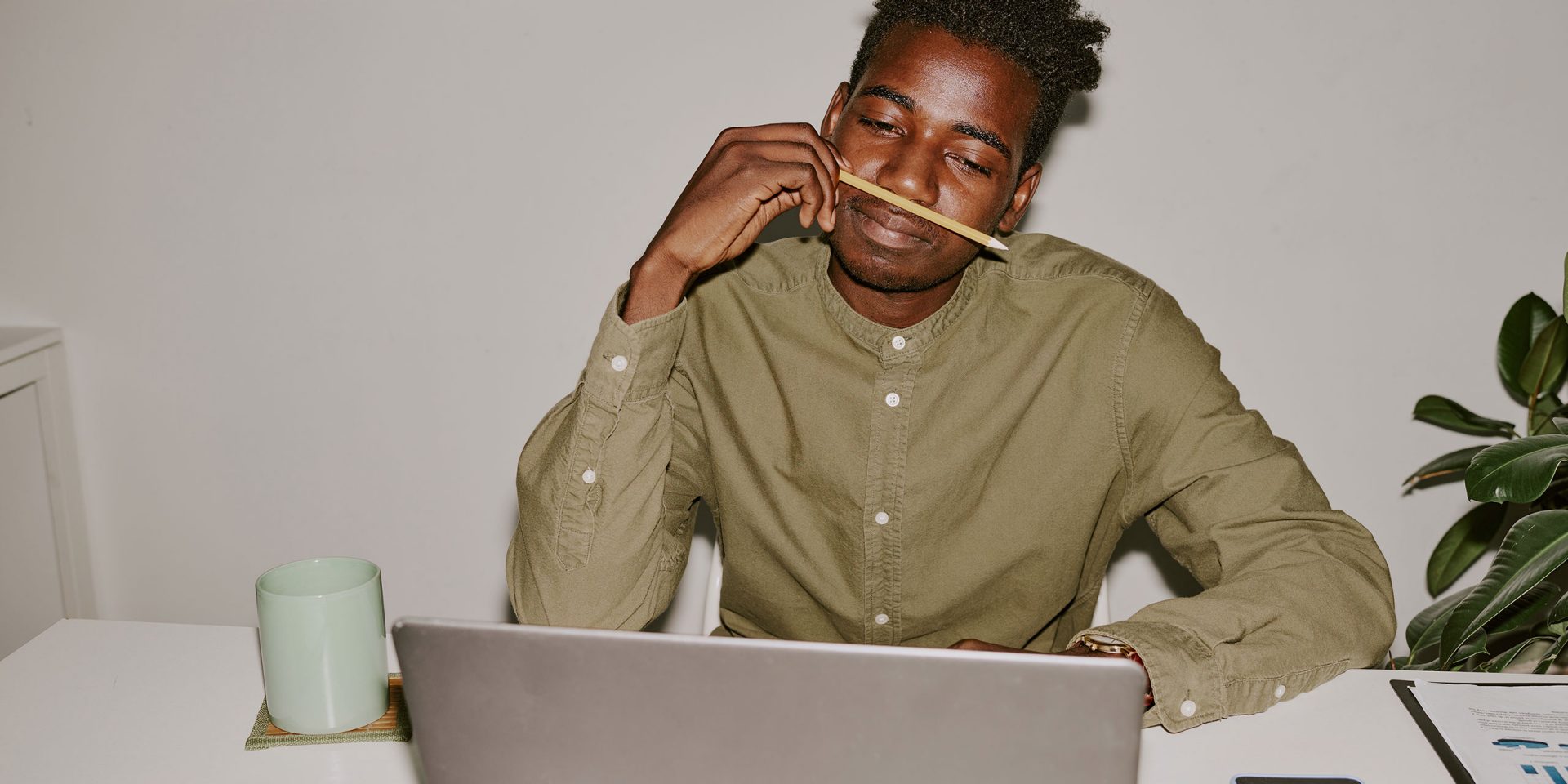 Mann sitzt am Schreibtisch und erledigt Bankgeschäfte an seinem Laptop. Symbolbild für "norisbank hbci"