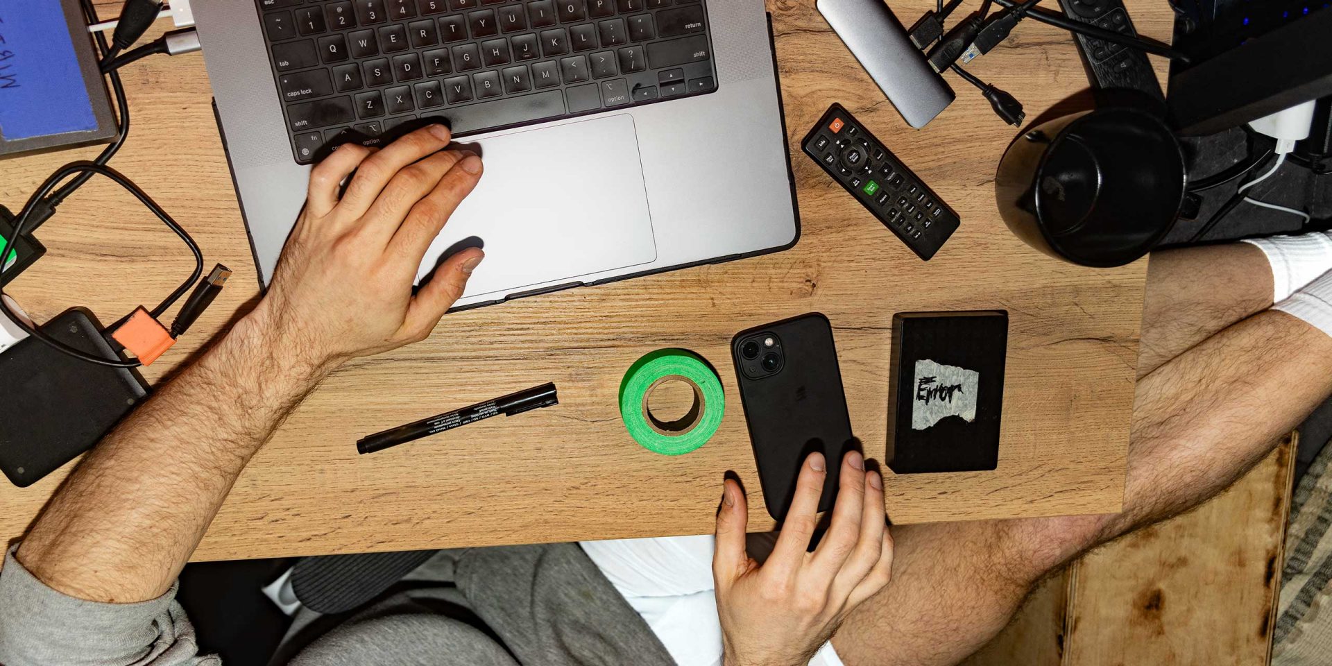 Mann sitzt am Schreibtisch und erledigt Bankgeschäfte mit der norisbank phototan