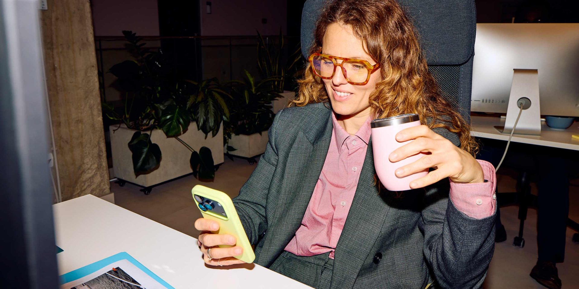 Eine Frau nutzt den Online-Banking Guide auf ihrem Smartphone.