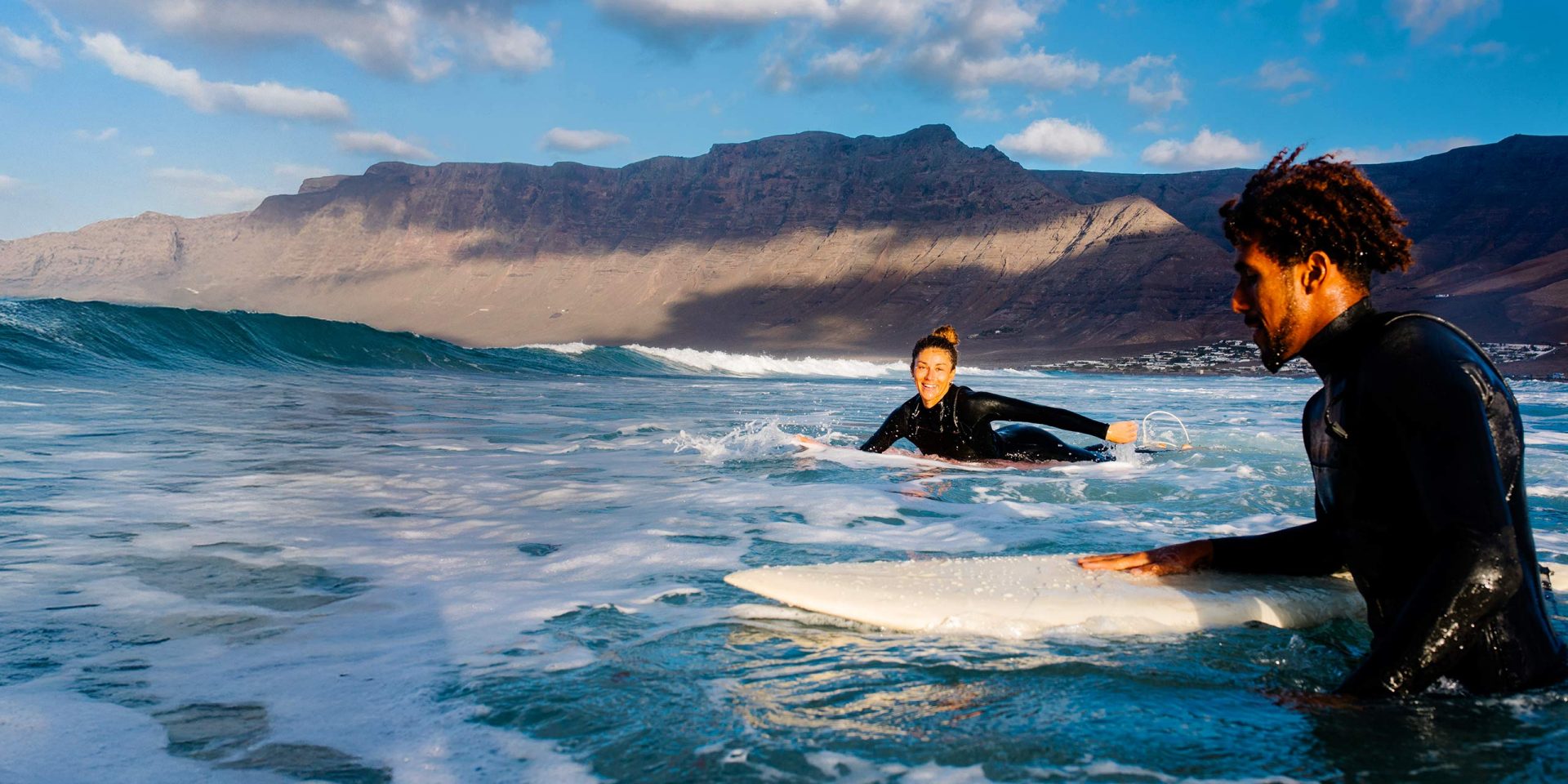 Zwei Surfer haben sich mit dem norisbank Privatkredit ihre Traumreise finanziert.