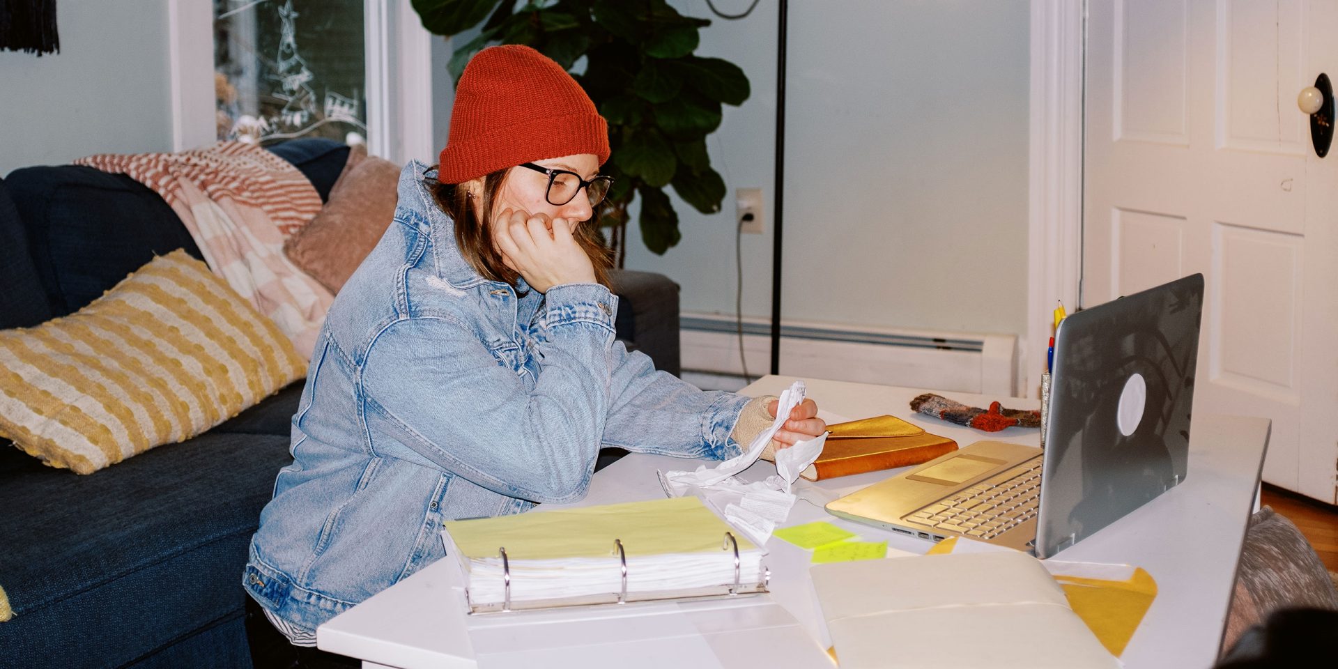 Frau sitzt am Schreibtisch und schaut in ihren Laptop. Sie erteilt ein Mandat für eine SEPA-Lastschrift.