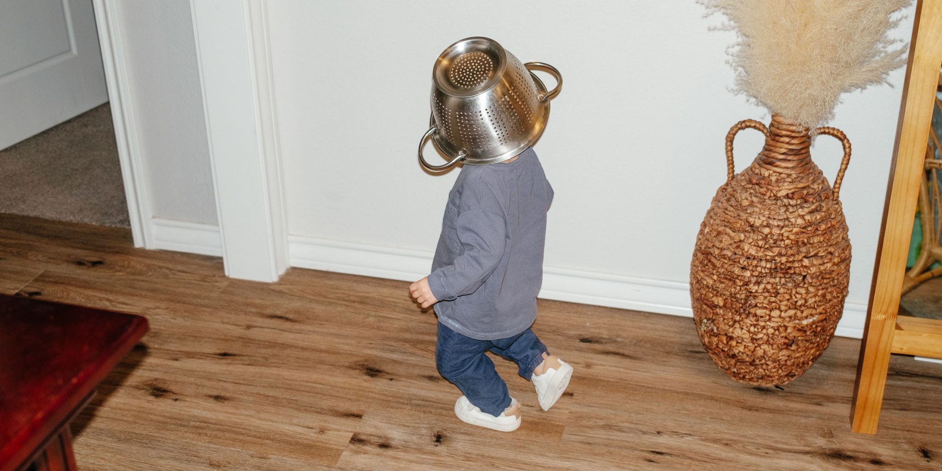 Symbolbild für "Sicherheit imi Banking": Kind trägt ein Nudelsieb aus Metall auf dem Kopf