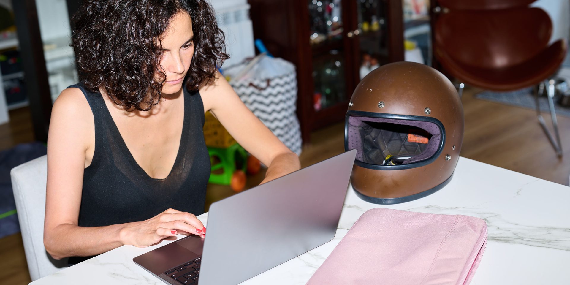 Eine Frau sichtet am Laptop die Sicherheitsverfahren der norisbank.