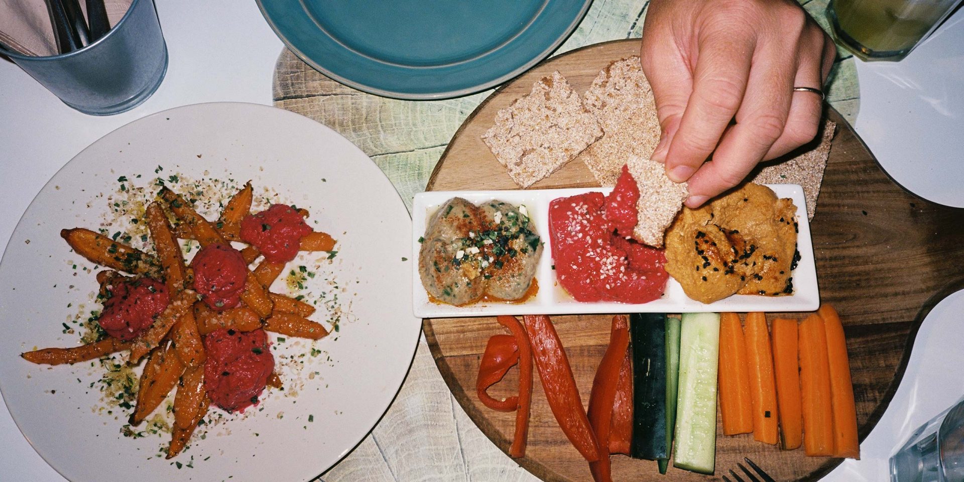 Symbolbild für den Unterschied von "Ratenkredit und Dispokredit": Nahaufnahme einer Person, die aus mehreren Dips auswählt 