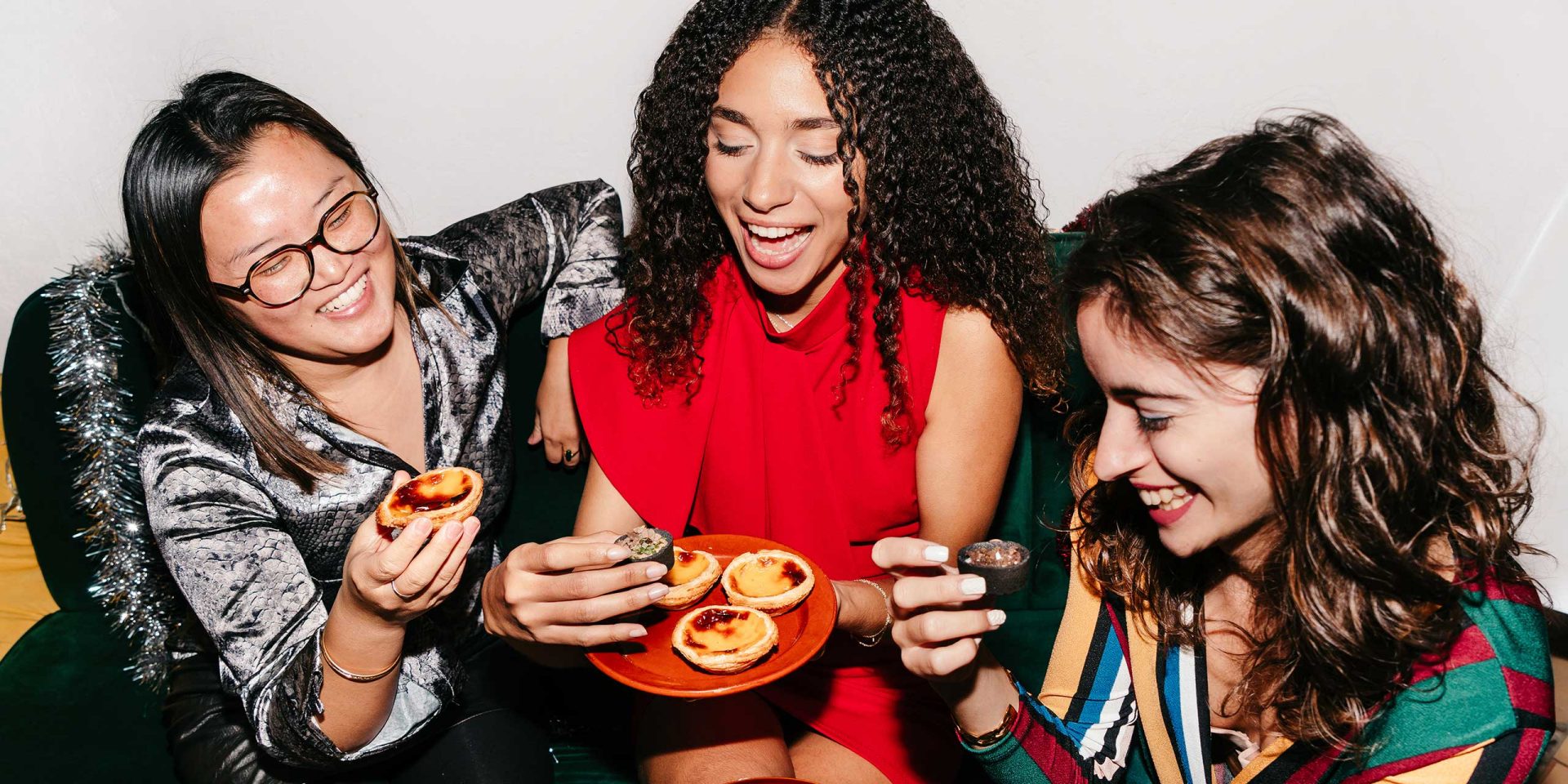 Drei Freundinnen lachen zusammen – Symboldbild für "Vorteile Girokonto".