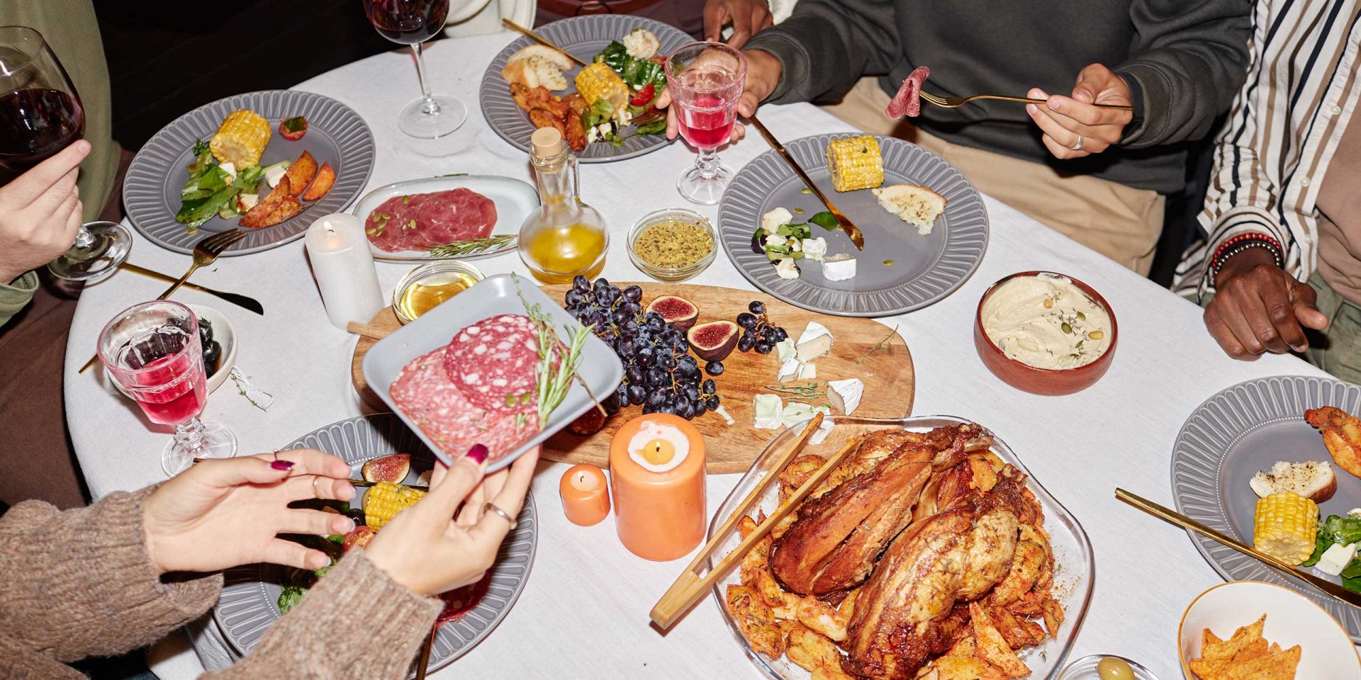 Ein reich gedeckter Tisch, symbolhaft für die vielfältigen Vorteile eines Girokontos.