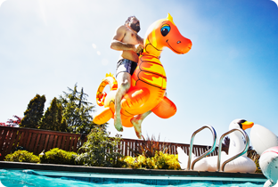 Familie hat mit einem Privatkredit einen Pool gebaut und damit eine Immobilien-Aufwertung erreicht 