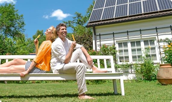 Ein Paar saniert mit einem Privatkredit sein Haus und genießt die Sonne