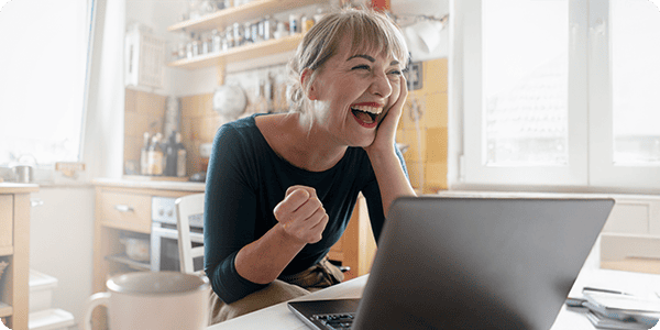 Frau, die ihren Kleinkredit beantragen konnte.