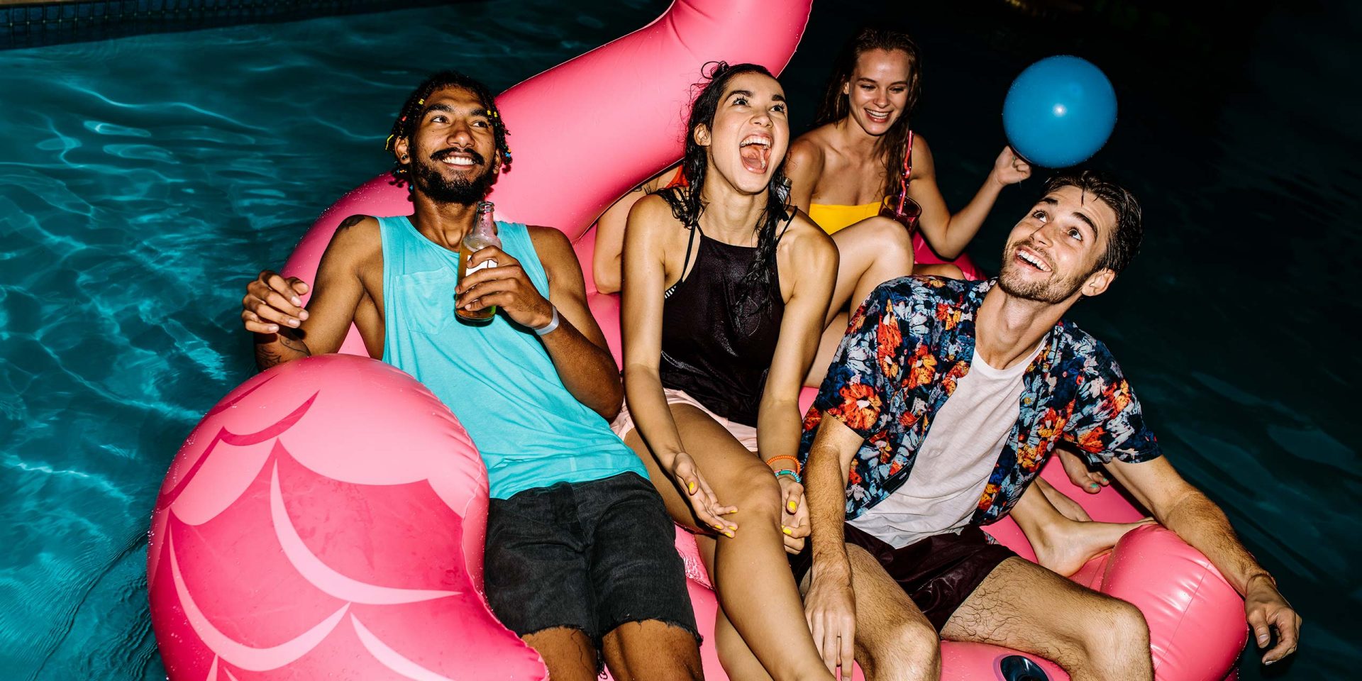 Gruppe junger Leute hat Spaß auf rosa Flamingo in Pool, weil alle Fragen zum Kredit geklärt sind.