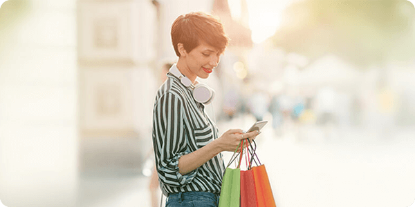 Frau, die dank ihres Minikredits shoppen war.