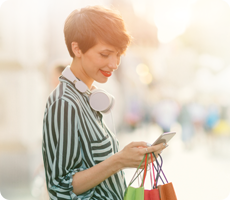 Junge Frau hat sich für einen Dispositionskredit entschieden und geht shoppen